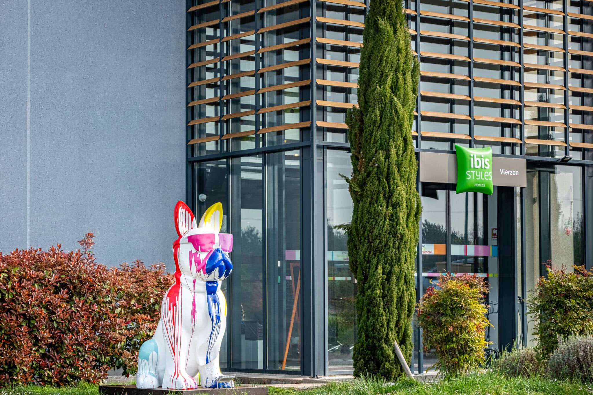 Façade et entrée principale de l'hôtel ibis à Vierzon en région Centre.