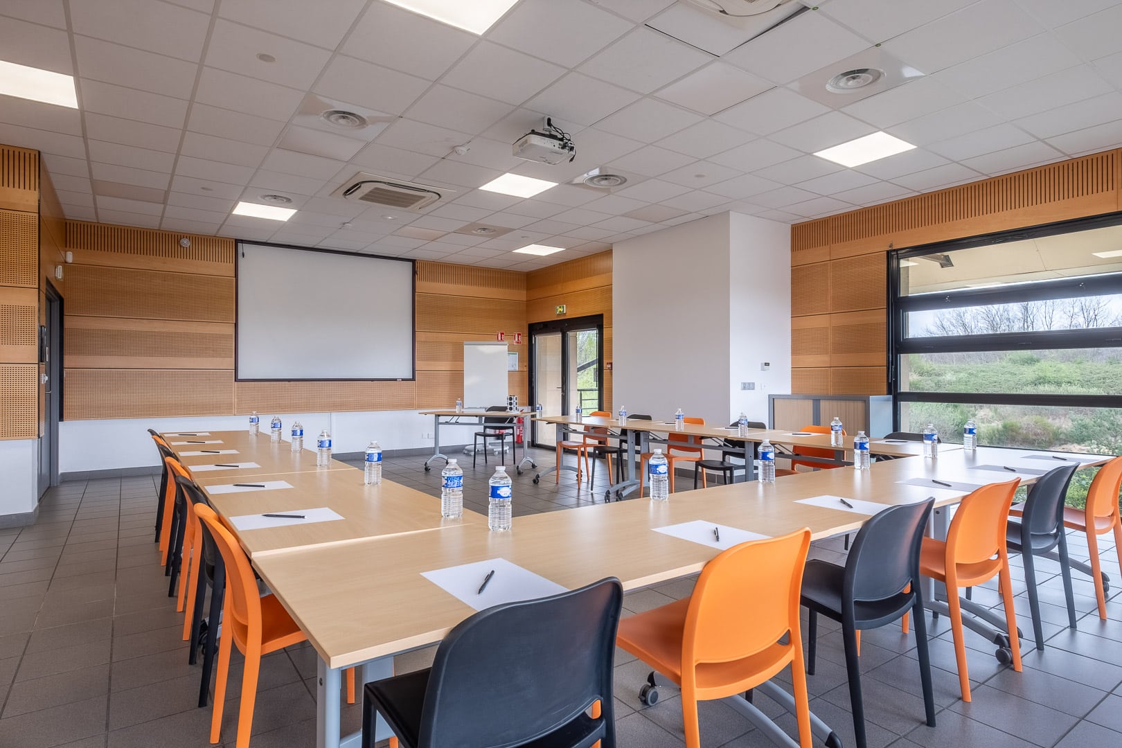 Salle de réunion spacieuse et équipée pour séminaires d'entreprise à Vierzon.