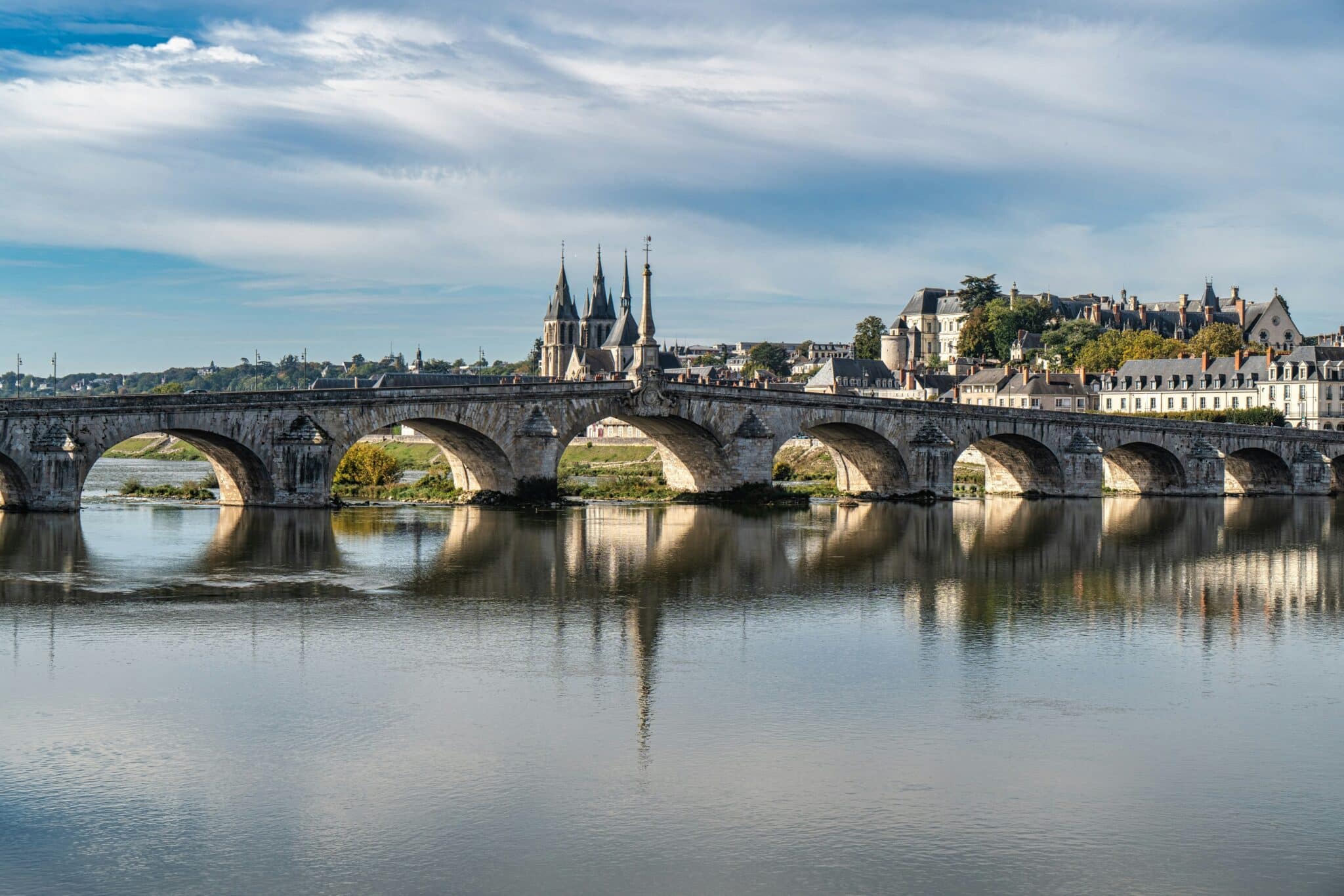 Le pont Jacques-Gabriel et le château de Blois au-dessus de la Loire